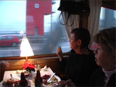 Tåget passerar Kvicksundsbron