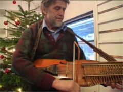 Lennart spelar nyckelharpa