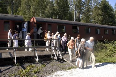 Gästerna stiger av på Skärets plattform